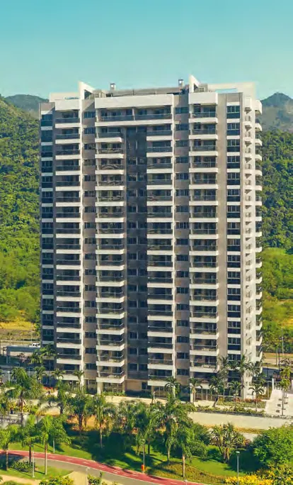 Fachada do edifício Selene do Astra Ilha Pura Smart Facilities com varandas e montanhas ao fundo